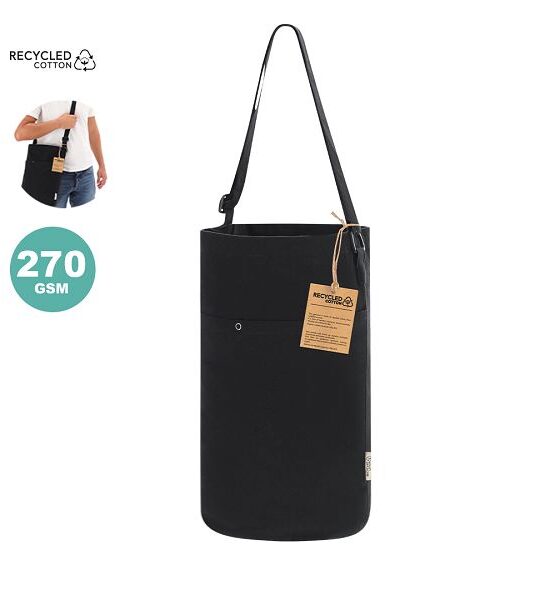 Borsa in cotone riciclato da 270g/m2. Forma cilindrica originale con grande capacità, con scomparto principale, tasca interna ausiliaria e pratica tasca esterna con chiusura a clip in metallo. Elegante colore nero, finitura cucita e tracolla lunga regolabile e rinforzata. Logo Cotone Riciclato sull'etichetta esterna.