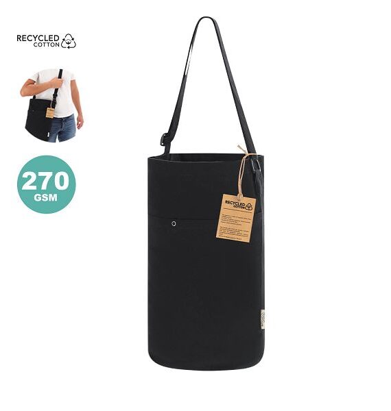 Borsa in cotone riciclato da 270g/m2. Forma cilindrica originale con grande capacità, con scomparto principale, tasca interna ausiliaria e pratica tasca esterna con chiusura a clip in metallo. Elegante colore nero, finitura cucita e tracolla lunga regolabile e rinforzata. Logo Cotone Riciclato sull'etichetta esterna.